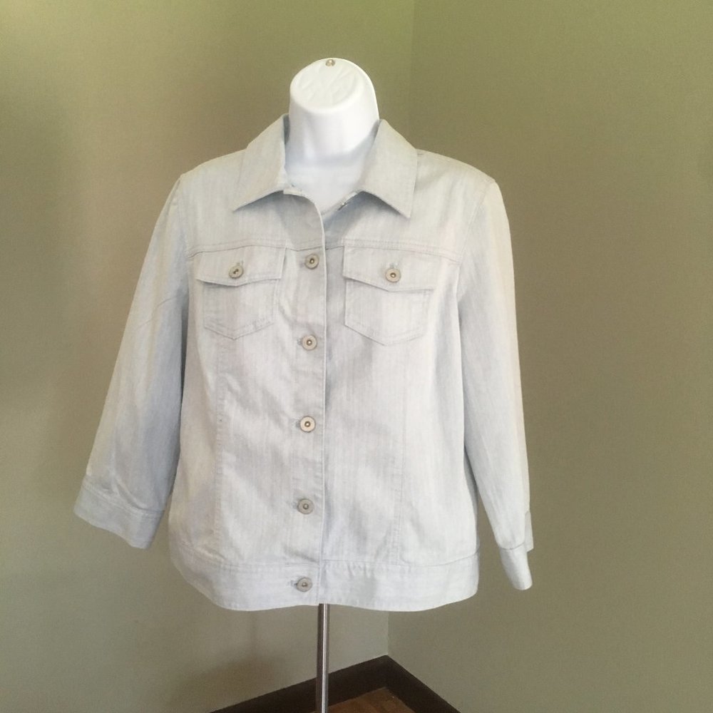 Chico's Denim jacket M/1. Light Blue.